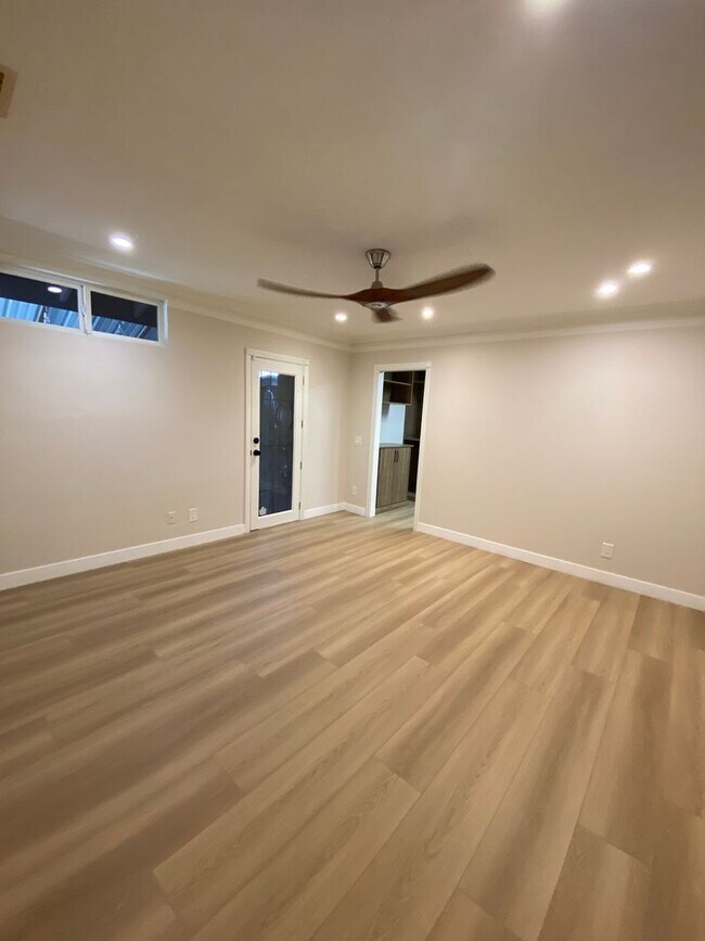 Building Photo - 2414-18 Monroe Ave