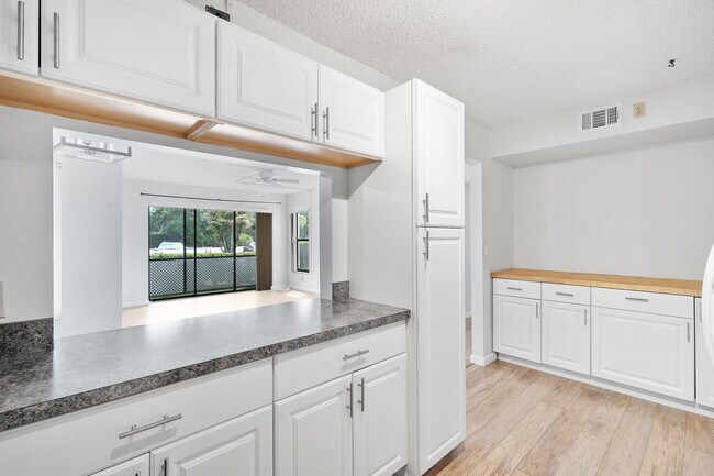 Building Photo - 1605 SW Silver Pine Way