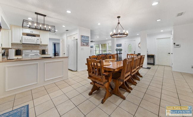 Building Photo - 421 Mesquite Dr
