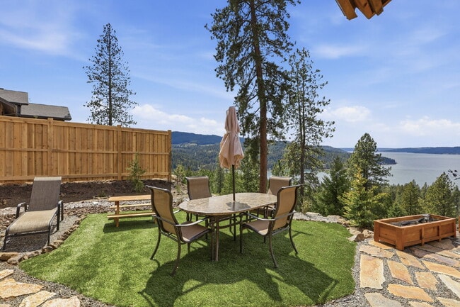 Building Photo - 2BR, 2BTH Executive Log Cabin Living Overlooking Carlin Bay on Lake Coeur d'Alene