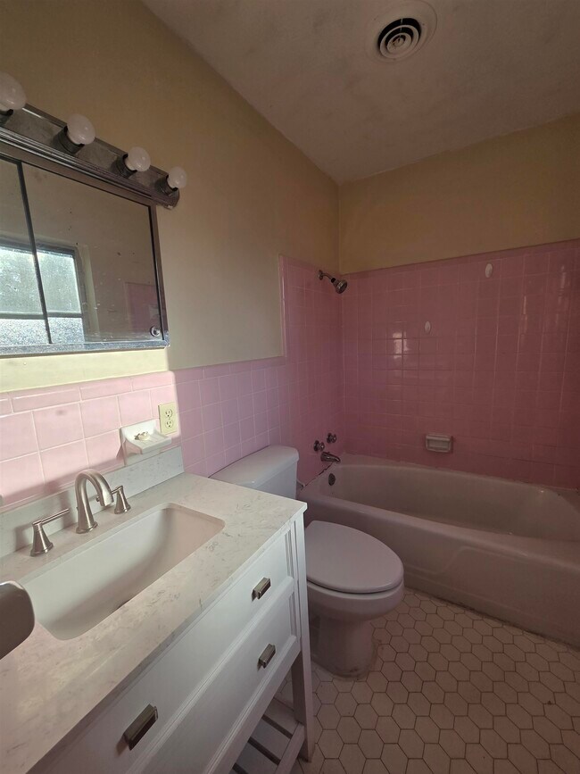 Building Photo - 104 Forest Cir
