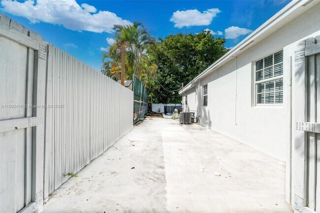 Building Photo - 1000 SW 73rd Ave