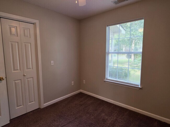 Building Photo - Woodbury Subdivision. 3 bedrooms. 2 baths. Converted garage to bonus room. Family with vaulted ce...
