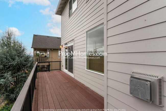 Building Photo - Updated Luxury Five Bedroom Home in Happy Valley!