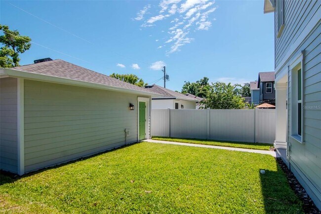 Building Photo - 402 E Oak Ave