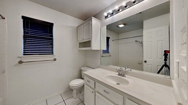 Building Photo - 3 Bedroom with Office in Edmond