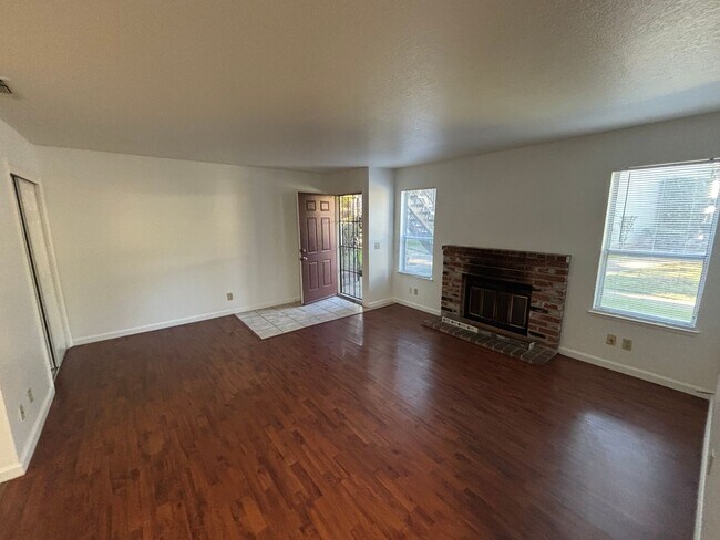 Building Photo - Rosemont Condo - Spacious & Updated 2-Bed, 1-Bath Condo with In-Unit Laundry!