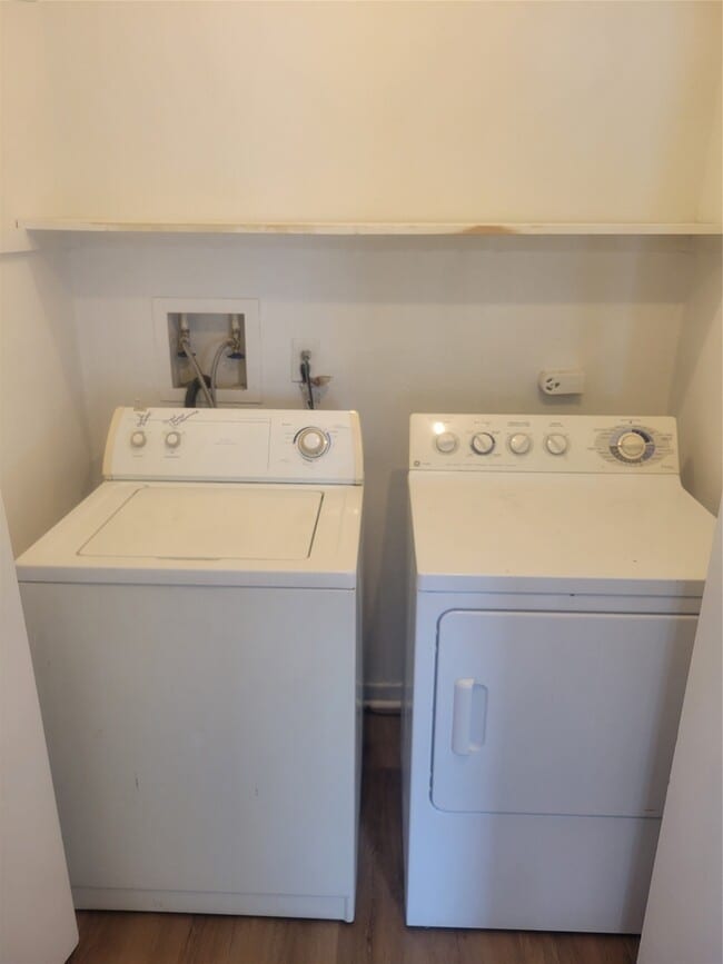 Building Photo - 3046 Mosby Dr