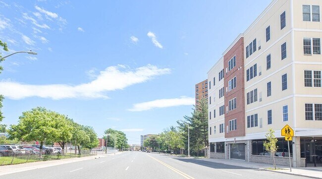 Building Photo - 162-170 S Orange Ave