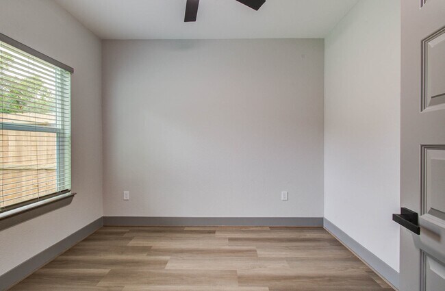 Building Photo - 1063 South Ln