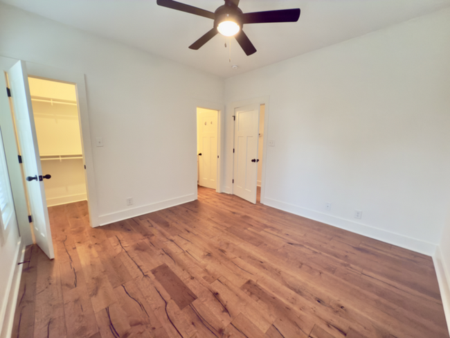 Building Photo - Beautiful 3 bed 3 bath WALKABLE to restaur...