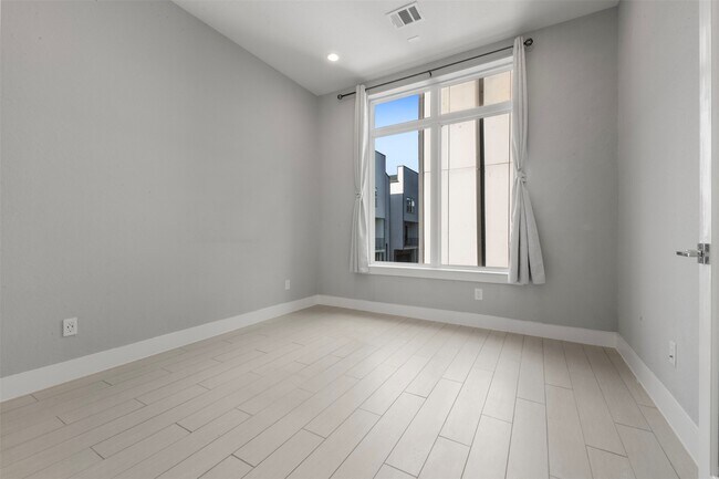 Building Photo - 6106 Clarkson Ln