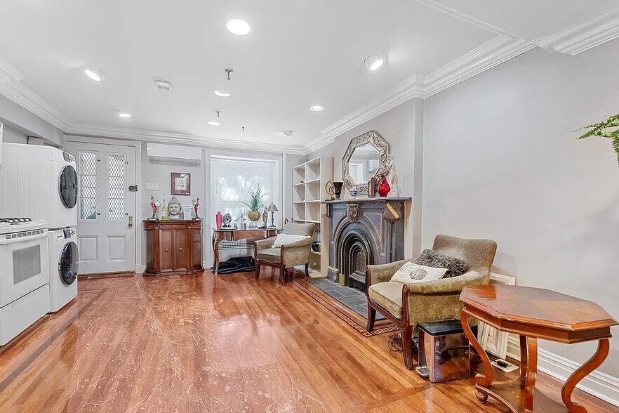 Building Photo - 163 E 71st St