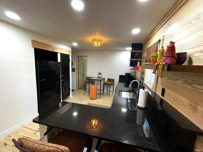 Building Photo - 624 Monroe St