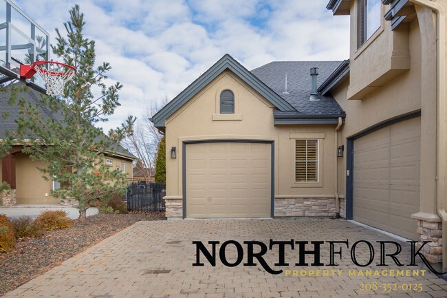 Building Photo - Beautiful Eagle Apartment on the Golf Course