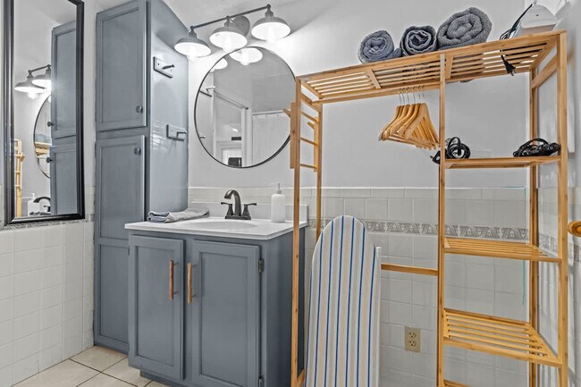 Building Photo - 912 Little Bay Ave