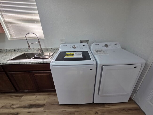 Building Photo - Beautifully Remodeled 3 Bed/2 Bath Apartment