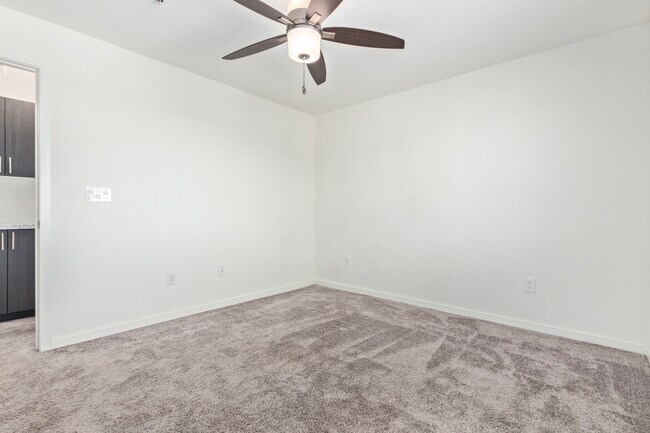 Building Photo - 2321 E Huntington Dr