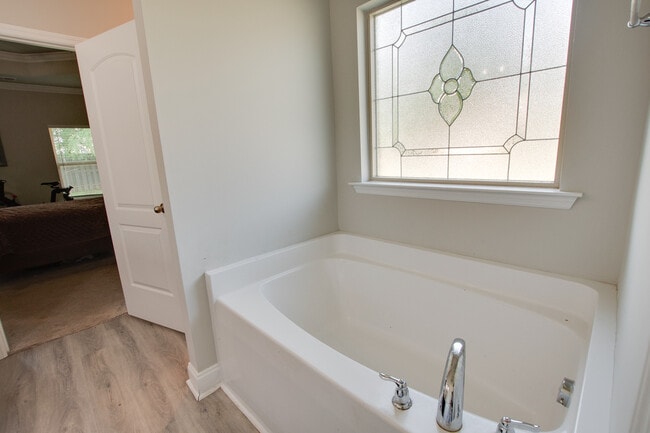 Building Photo - 150 Shrewsberry Dr