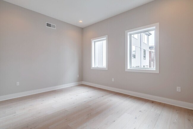 Building Photo - Northern Liberties Townhome with Parking