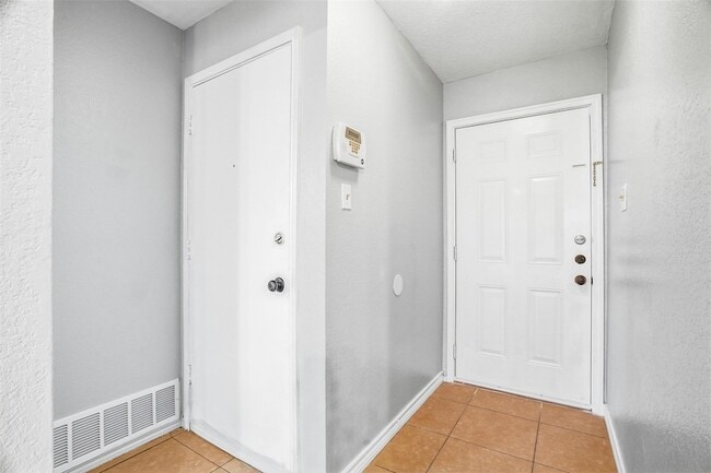 Building Photo - 416 Colonial Pl