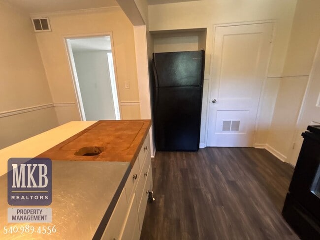 Building Photo - 2 Bedrooms, 1 Bath Condo located in South ...