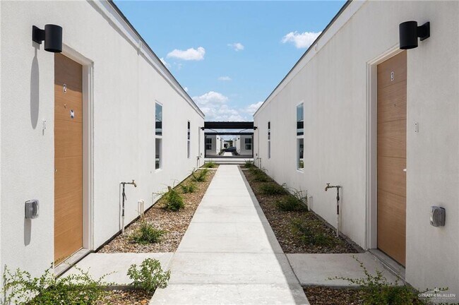 Building Photo - 18 Woodpecker Rd