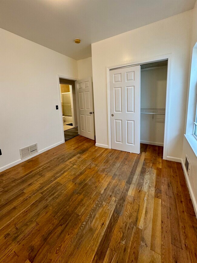 Building Photo - 142 Ege Ave