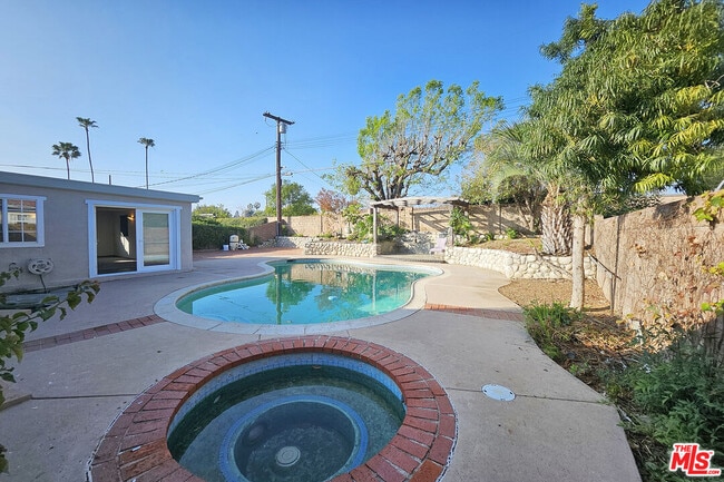 Building Photo - 9321 Donna Ave