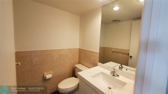 Building Photo - 3095 N Course Dr