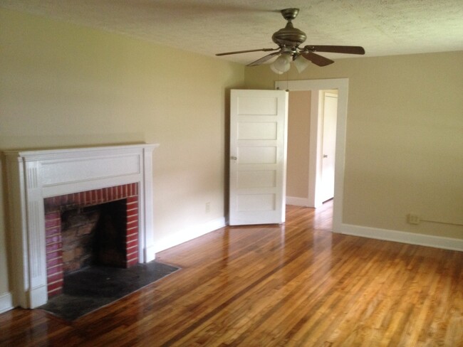 Building Photo - **AVAILABLE NOW**3 Bedroom / 1 Bathroom Ho...