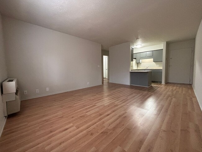 Building Photo - Renovated 1 Bedroom, 1 Bath Apartment at t...