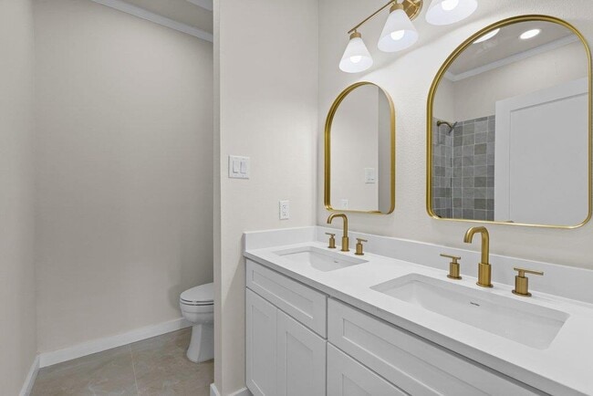 Building Photo - 30 Wood Glen Dr