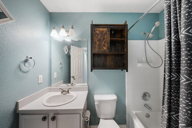 Building Photo - 111 Quail Hollow Dr