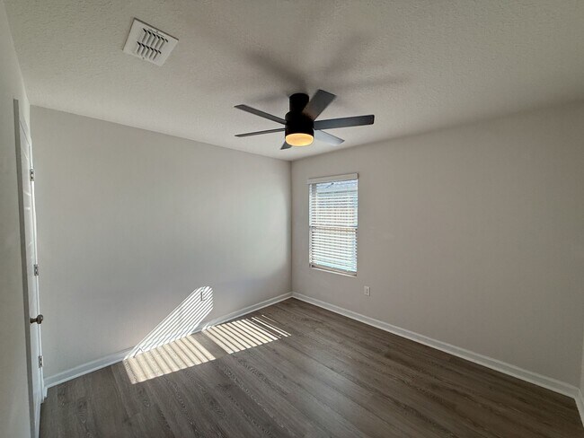Building Photo - 4 Bedroom 2 Bath Home for Rent in Birch Run Subdivision! Energy Efficient Solar Panels to Help Lo...