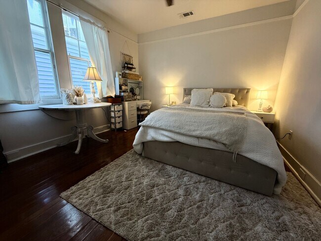 Building Photo - 5BD House Uptown