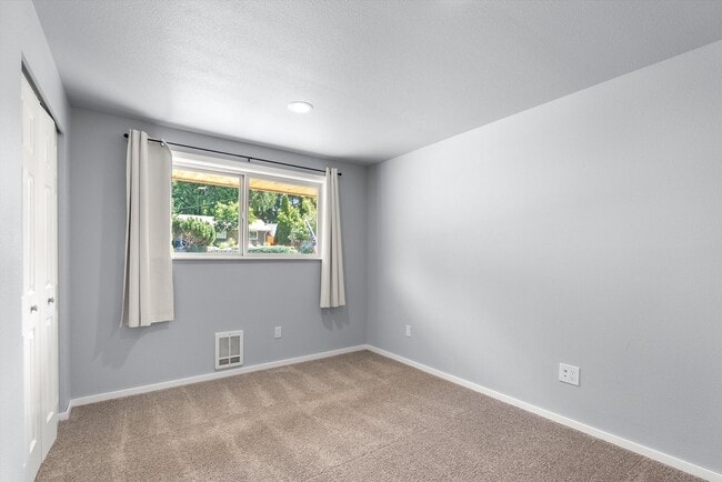Building Photo - 3 Bed 2 Bath Fully Fenced Split Level Lake...