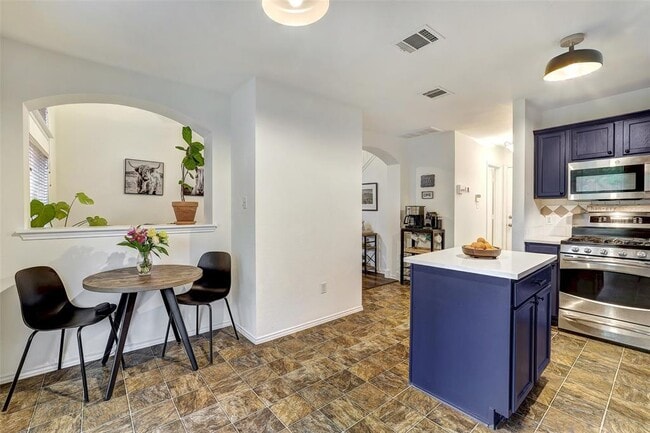 Building Photo - 15501 Sarah's Creek Dr