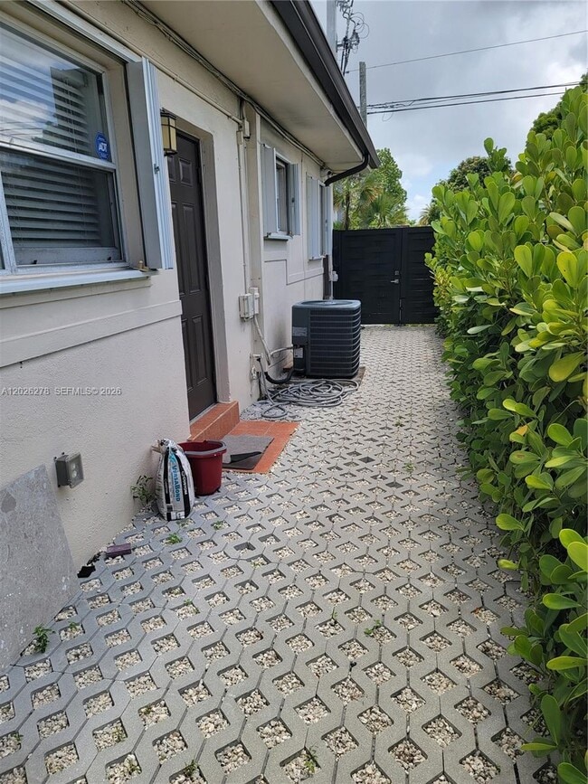 Building Photo - 1052 SW 79th Ave