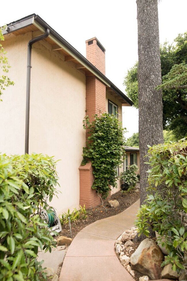 Building Photo - 3 Bedroom 2 Bathroom Home in Mission Canyon