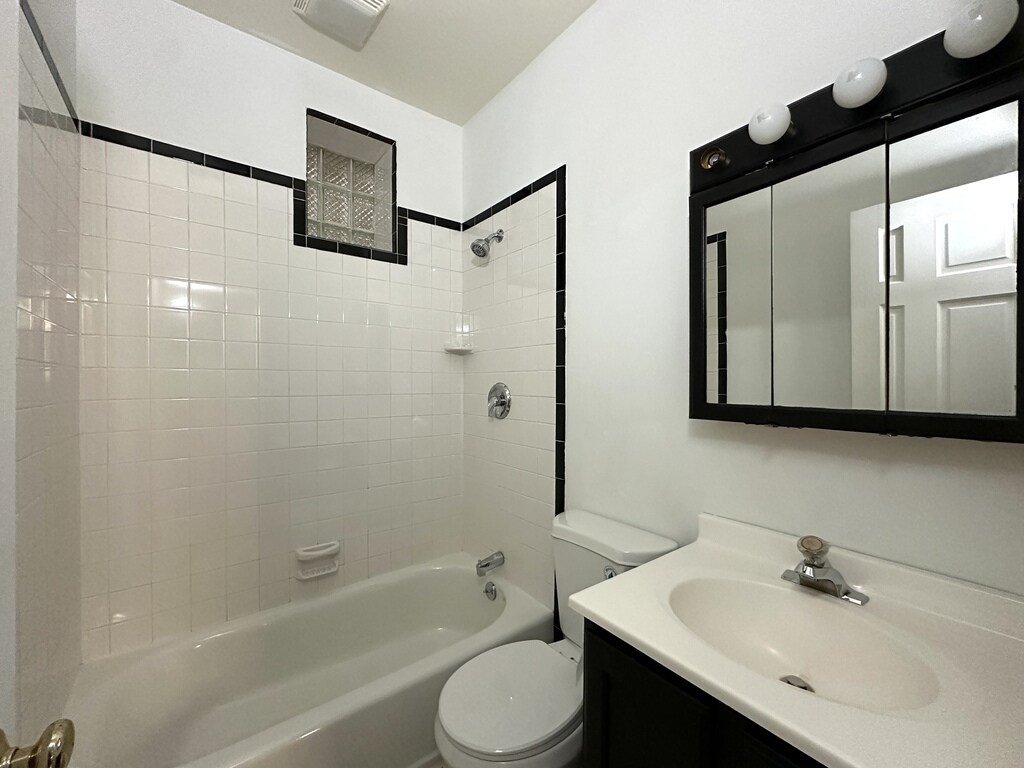 Building Photo - 1358 N Bosworth Ave