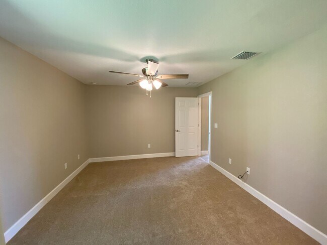 Building Photo - Desirable SW Ocala Neighborhood 3/2/2 **Wo...
