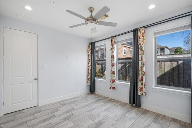 Building Photo - 2324 Camden Dr