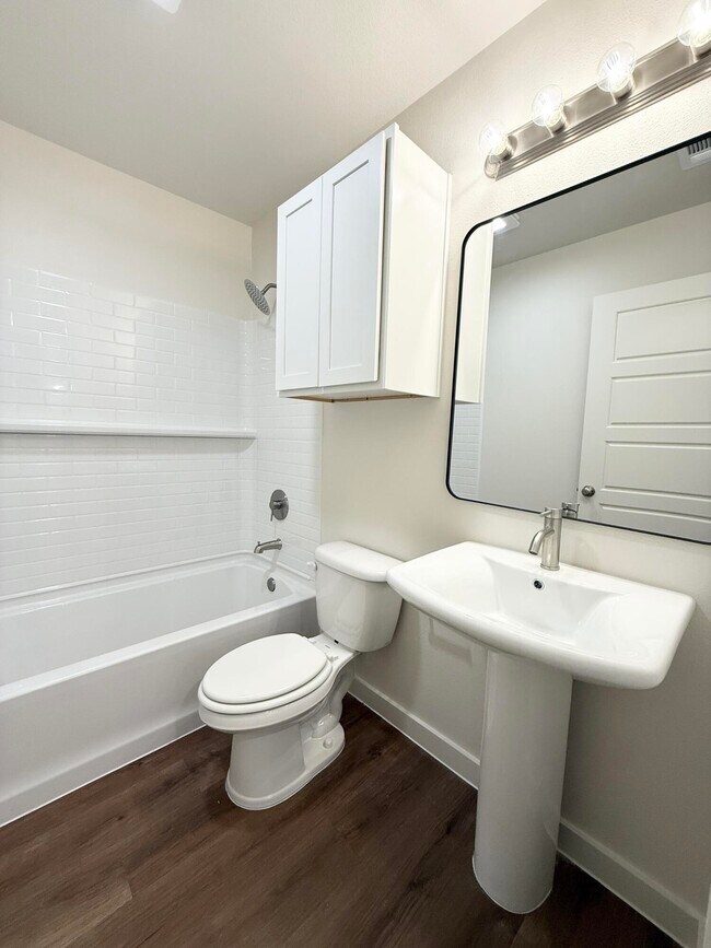 Building Photo - 1615 N Clinton Ave