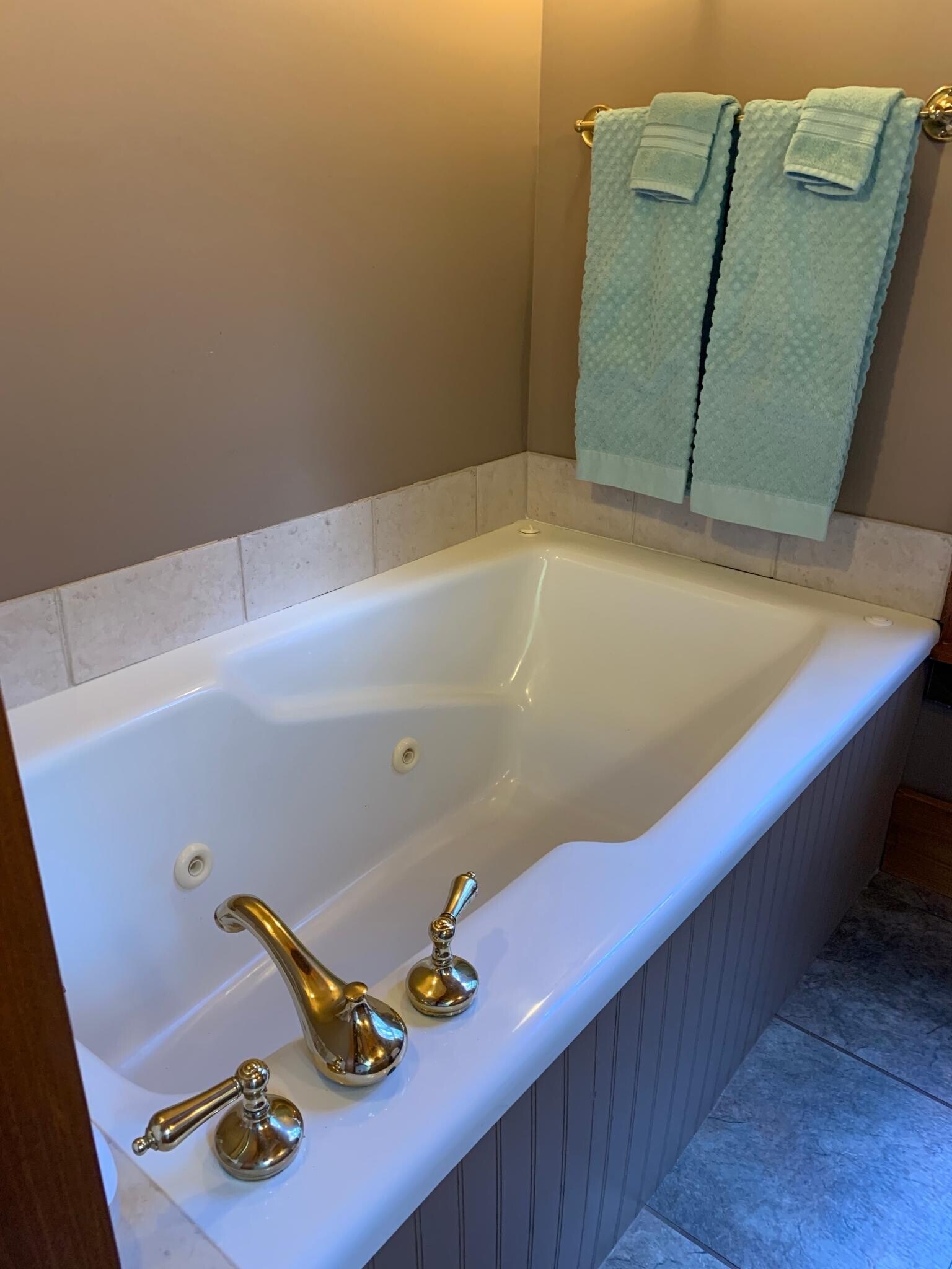 Jacuzzi tub with jets - 826 Jones Mill Rd