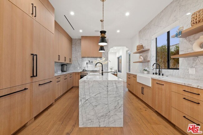 Building Photo - 521 N Formosa Ave