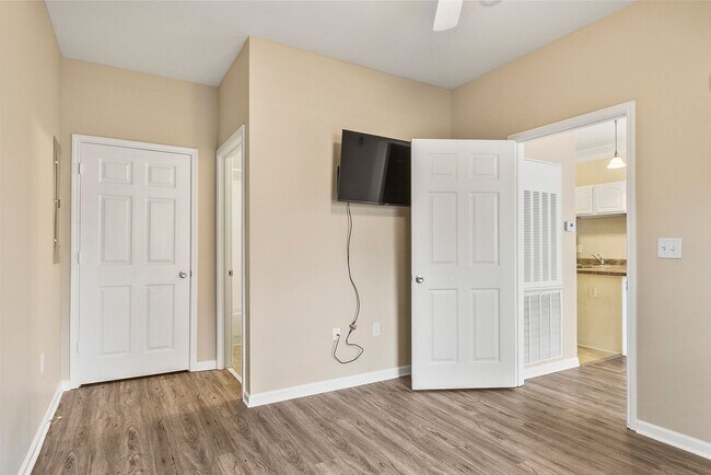 Building Photo - Capstone Quarters 1 Bed 1 Bath Condo! Available Fall 2026!