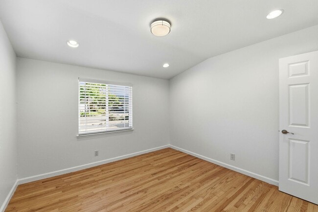 Building Photo - Move-In Ready Blossom Hill Gem – New Bathrooms and many upgrades!