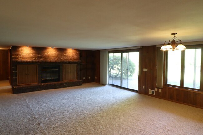 Building Photo - Stunning 4 Bedroom Home with Pond Access