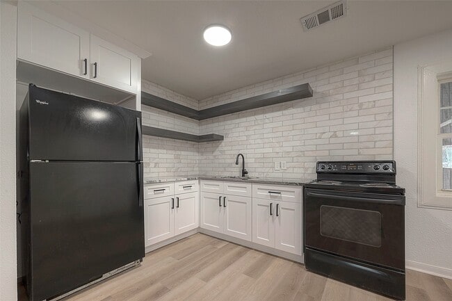 Building Photo - 3320 Hays St